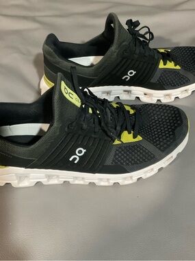 On Cloud Men’s Athletic Shoes - Black & green